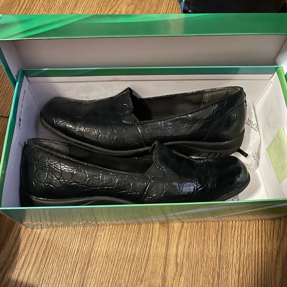 Easy Street Black Croc-Embossed Loafers